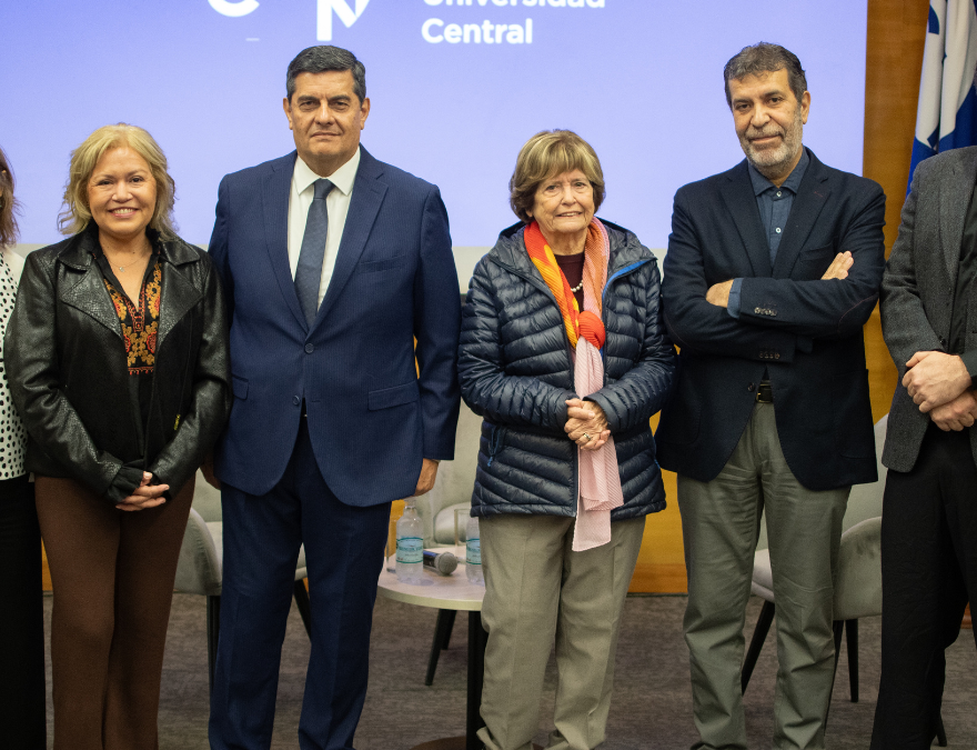 María Olivia Möckenberg siendo premiada como Maestra del Periodismo.