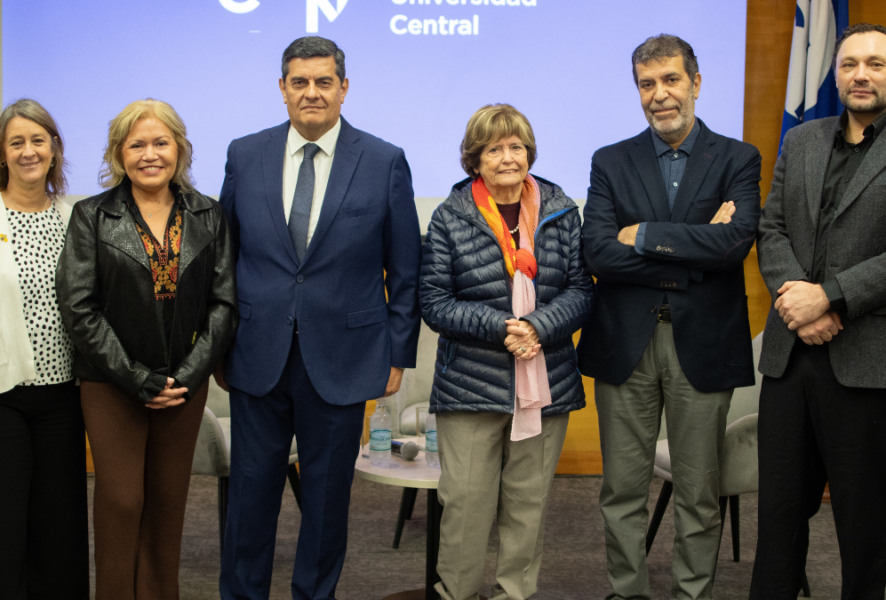 María Olivia Möckenberg siendo premiada como Maestra del Periodismo.