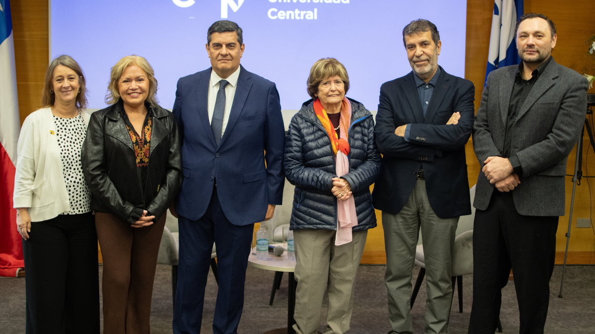 Universidad Central de Chile reconoció a María Olivia Mönckeberg con el premio “Maestra del Periodismo 2026”
