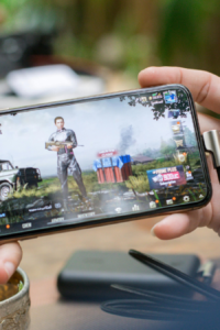 Persona usando teléfonos para juego