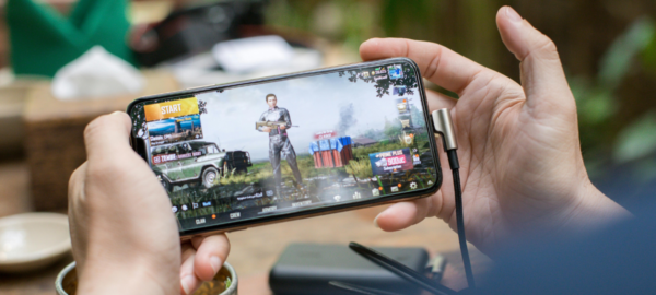 Persona usando teléfonos para juego