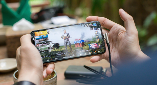 Persona usando teléfonos para juego