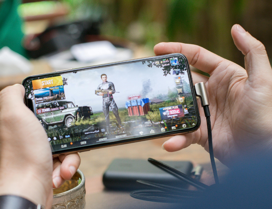 Persona usando teléfonos para juego