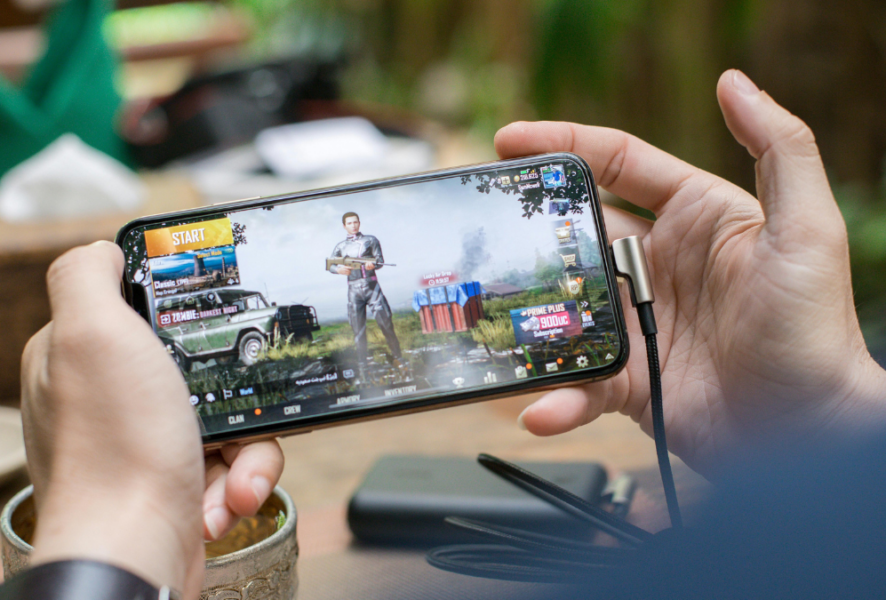 Persona usando teléfonos para juego