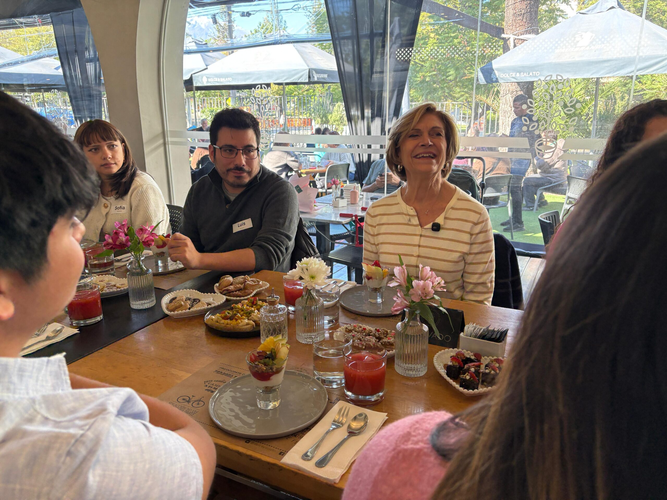 El primer “Tecito con Evelyn”: Matthei reúne a 20 seguidores en una cafetería de Providencia tras convocatoria que sumó más de 5 mil inscritos