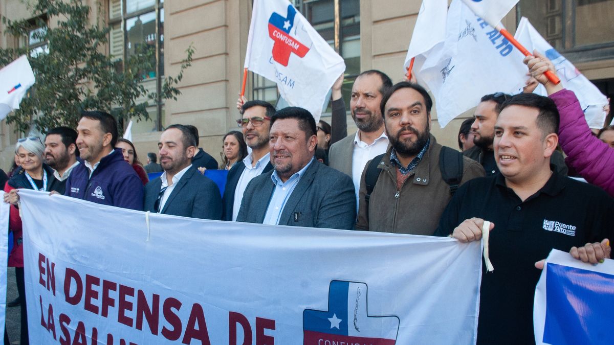 “Estamos asfixiados”: Alcaldes de oposición se manifiestan frente a La Moneda contra recortes en programas de Salud