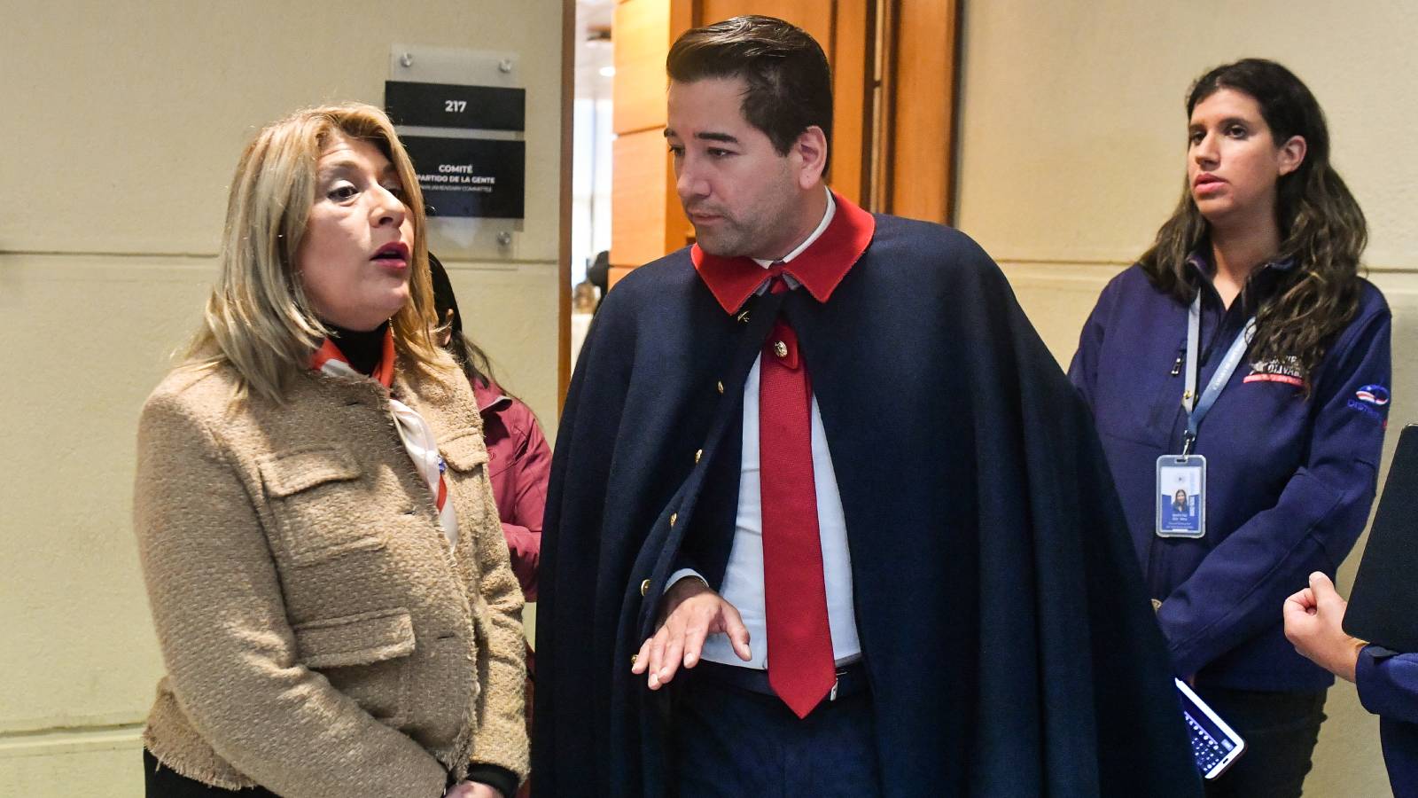 Ambos tienen antecedentes: Carabineros detuvo a dos personas acusadas de agredir al diputado Javier Olivares