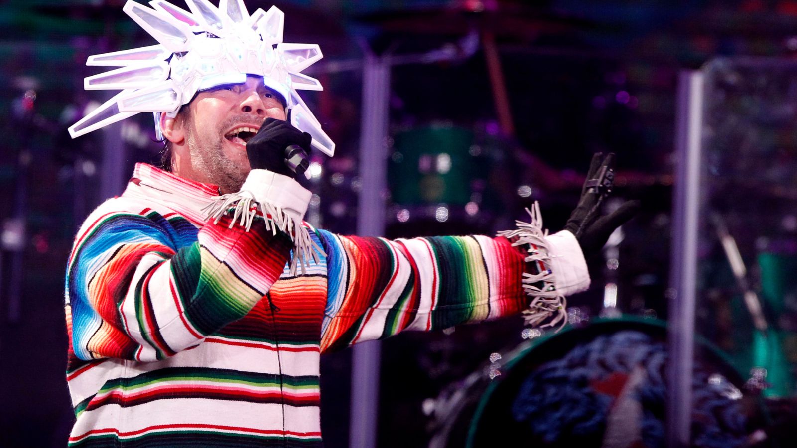 Jamiroquai vuelve a Chile a 30 años de “Virtual Insanity” y reactiva los conciertos en el Claro Arena