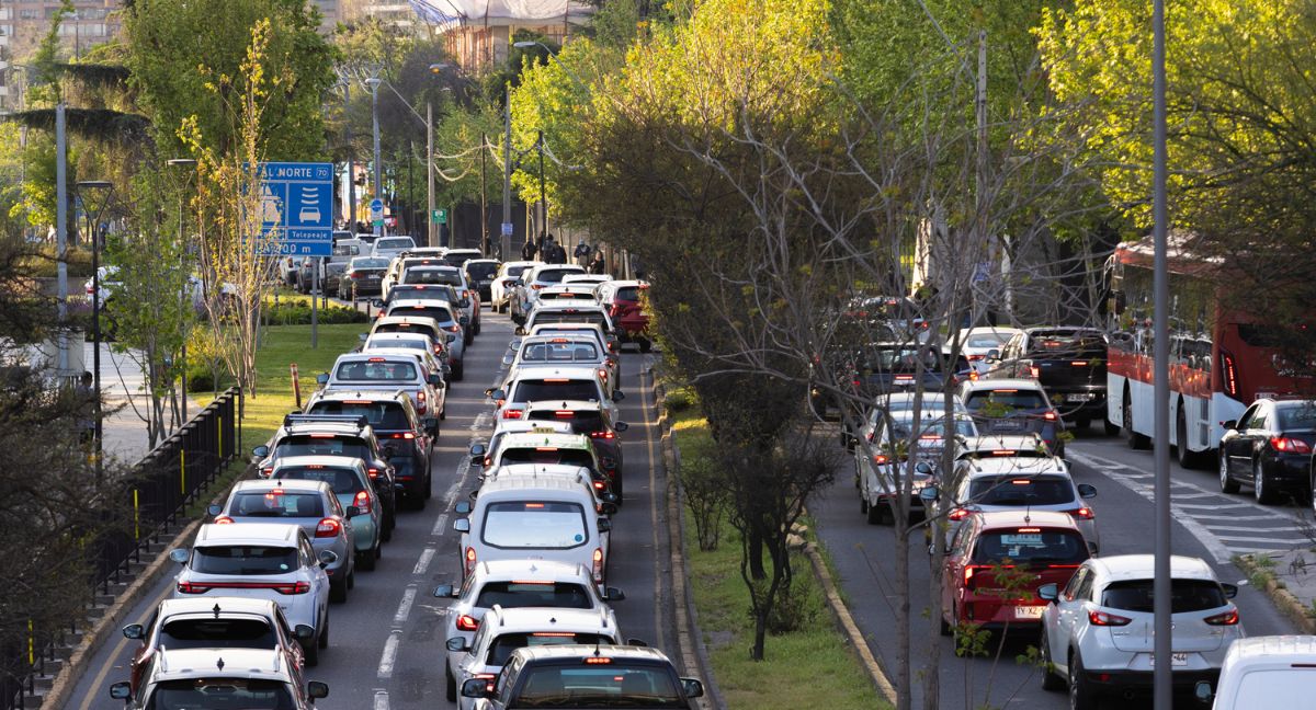 Impacto del alza de Combustibles: Costos del Transporte sufren fuerte salto de dos dígitos y estudio detecta reducción de la movilidad de autos