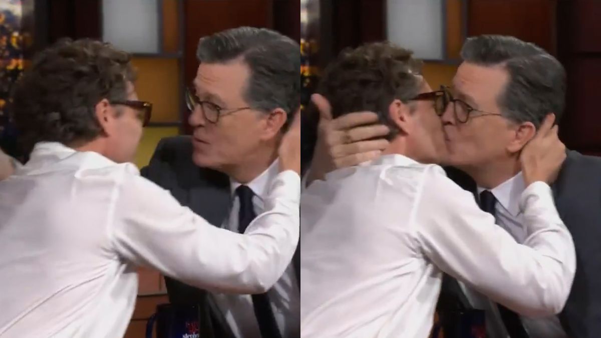 Así fue el inesperado beso entre Pedro Pascal y Stephen Colbert que se viralizó en redes sociales
