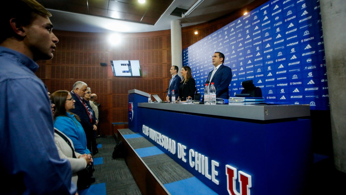 Revisar el contrato de concesión o un posible cambio de accionistas: la postura de los candidatos a la rectoría de la U. de Chile frente a la crisis de Azul Azul