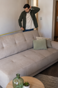 Personas aprendiendo a comprar un mueble