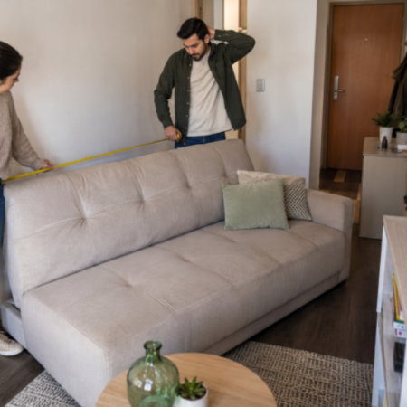 Personas aprendiendo a comprar un mueble