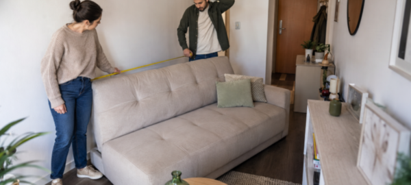 Personas aprendiendo a comprar un mueble