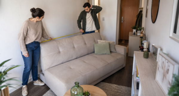 Personas aprendiendo a comprar un mueble