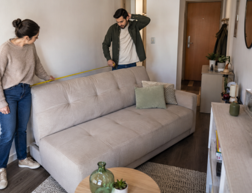 Personas aprendiendo a comprar un mueble