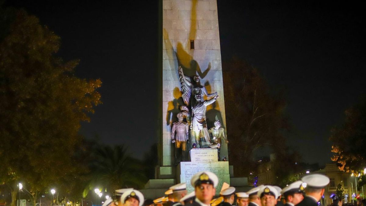 El olvidado Faro “Kilómetro 0” de Santiago vuelve a la vida: monumento a héroes de Iquique fue reencendido tras 40 años apagado