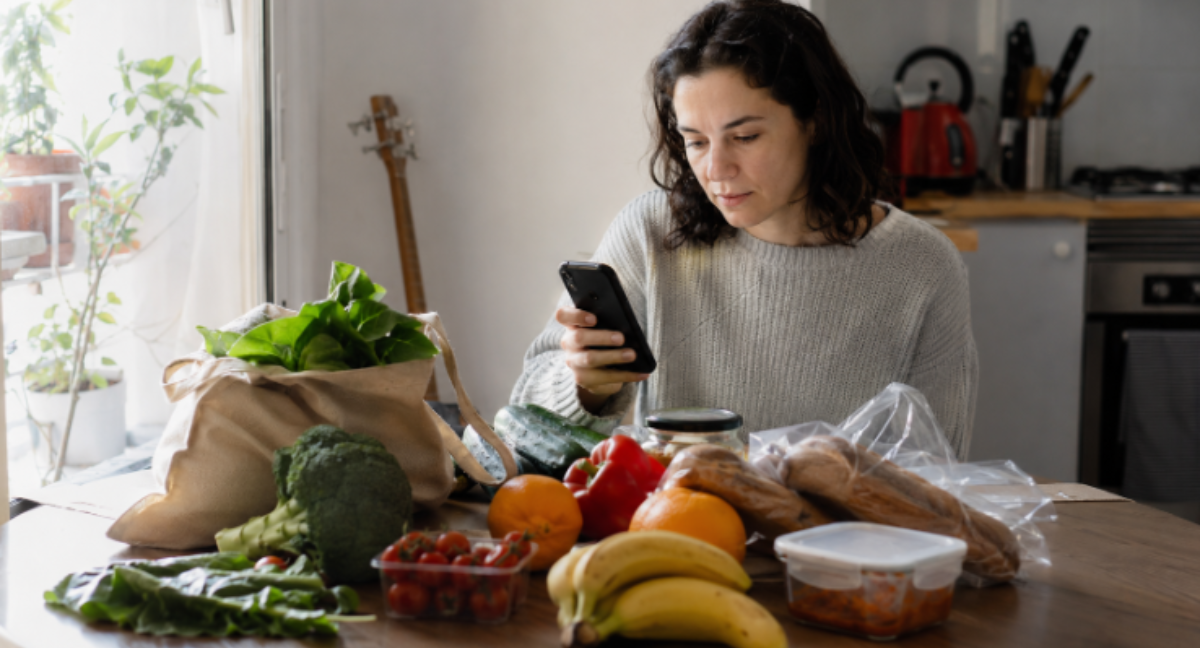 Persona comprando a través del supermercado digital
