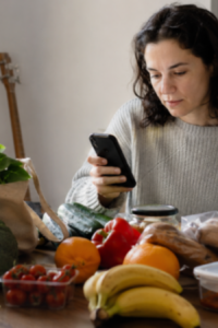 Persona comprando a través del supermercado digital