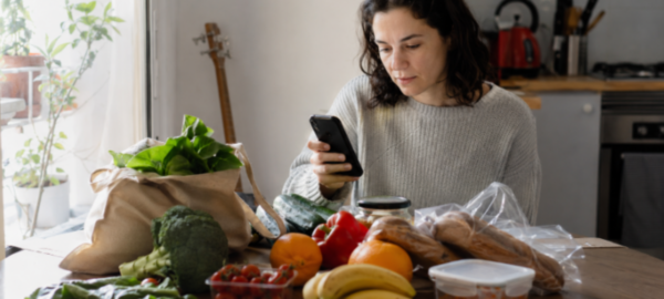 Persona comprando a través del supermercado digital