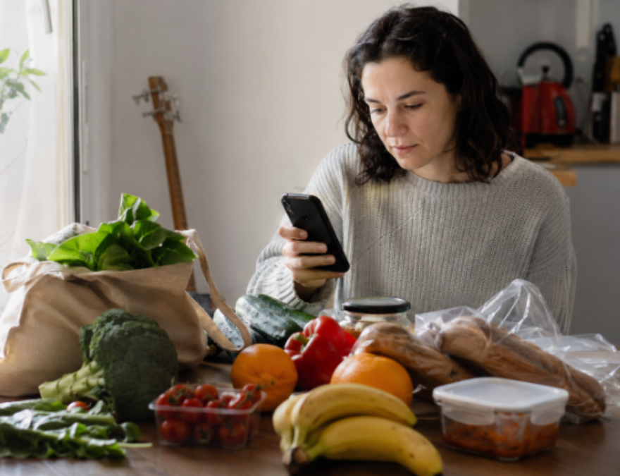 Persona comprando a través del supermercado digital