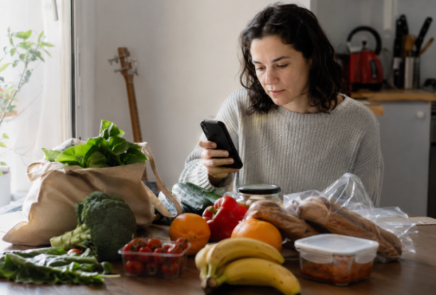Persona comprando a través del supermercado digital
