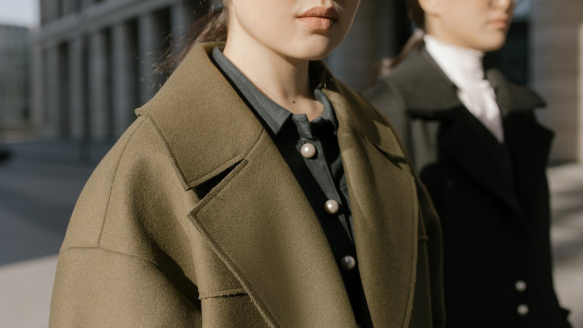 Cómo combinar abrigos para crear looks versátiles en invierno