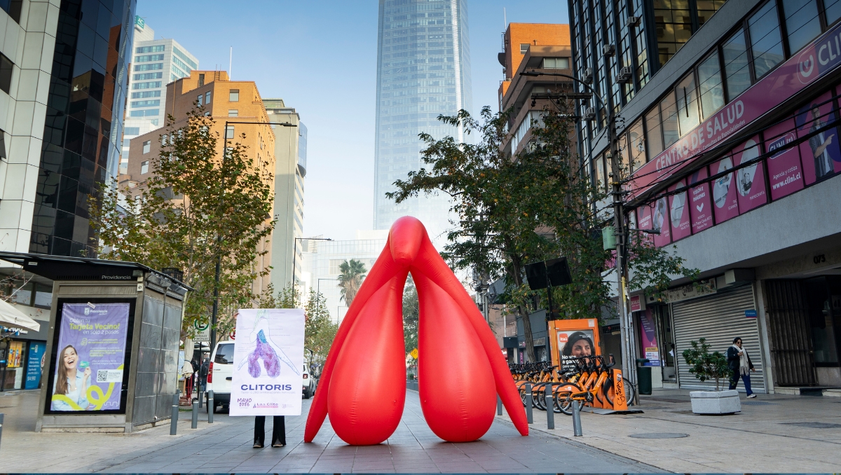 La obra de una artista francesa que sorprendió en Providencia: instalan un clítoris inflable de tres metros para promover la educación sexual