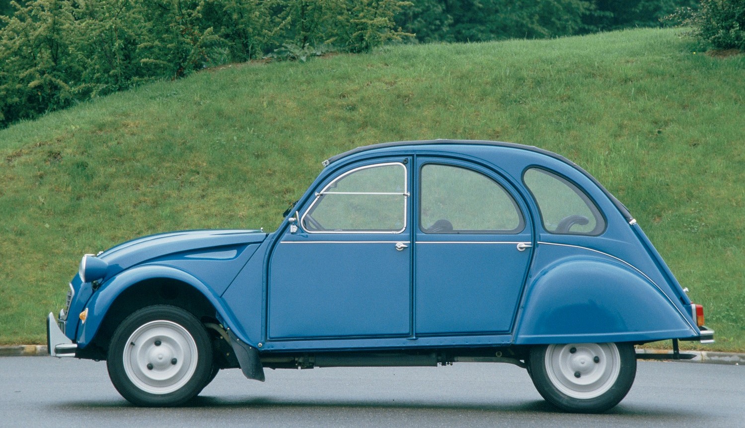 El nuevo Citroën 2CV eléctrico llegará en 2028 con un precio inferior a 15.000 euros. Conoce el plan de Citroën para revivir el espíritu de la Citroneta en clave eléctrica.