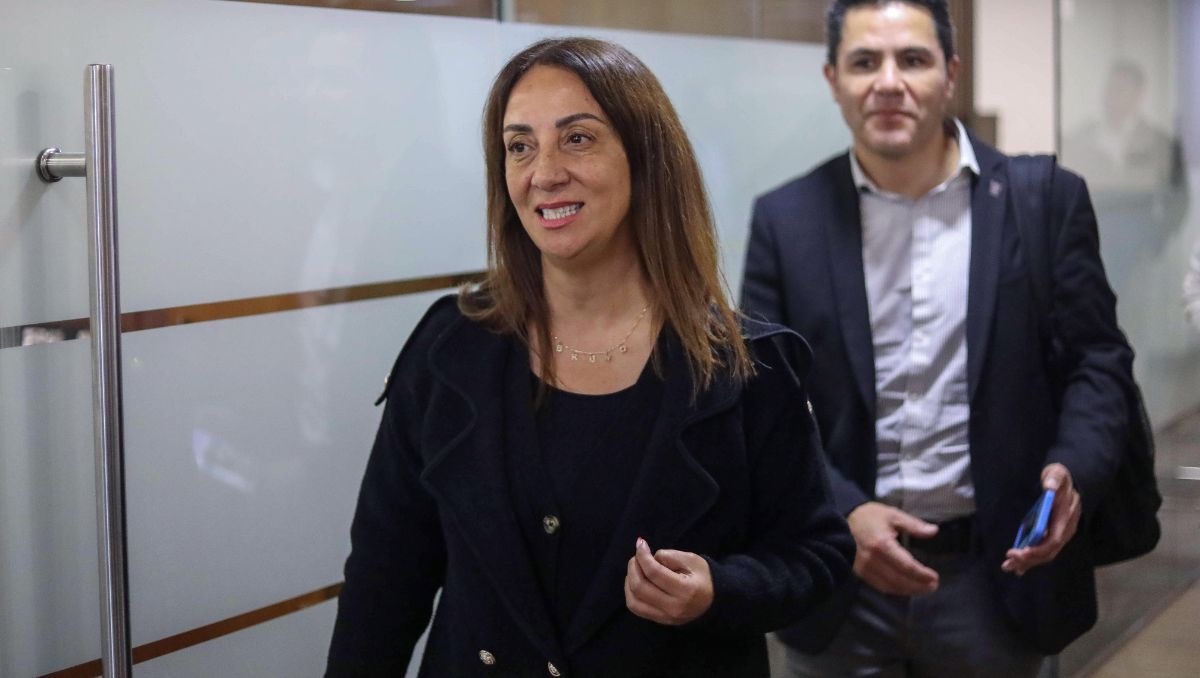 Cecilia Pérez mantiene su cargo en La Florida tras asumir como presidenta de la U: no habría incompatibilidad legal y el club y municipio respaldan sus funciones