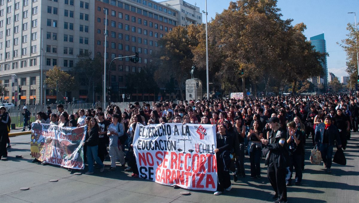 Gobierno enfrentará nueva movilización estudiantil post Cuenta Pública: Confech convoca a paro nacional contra Escuelas Protegidas, mega reforma y recortes