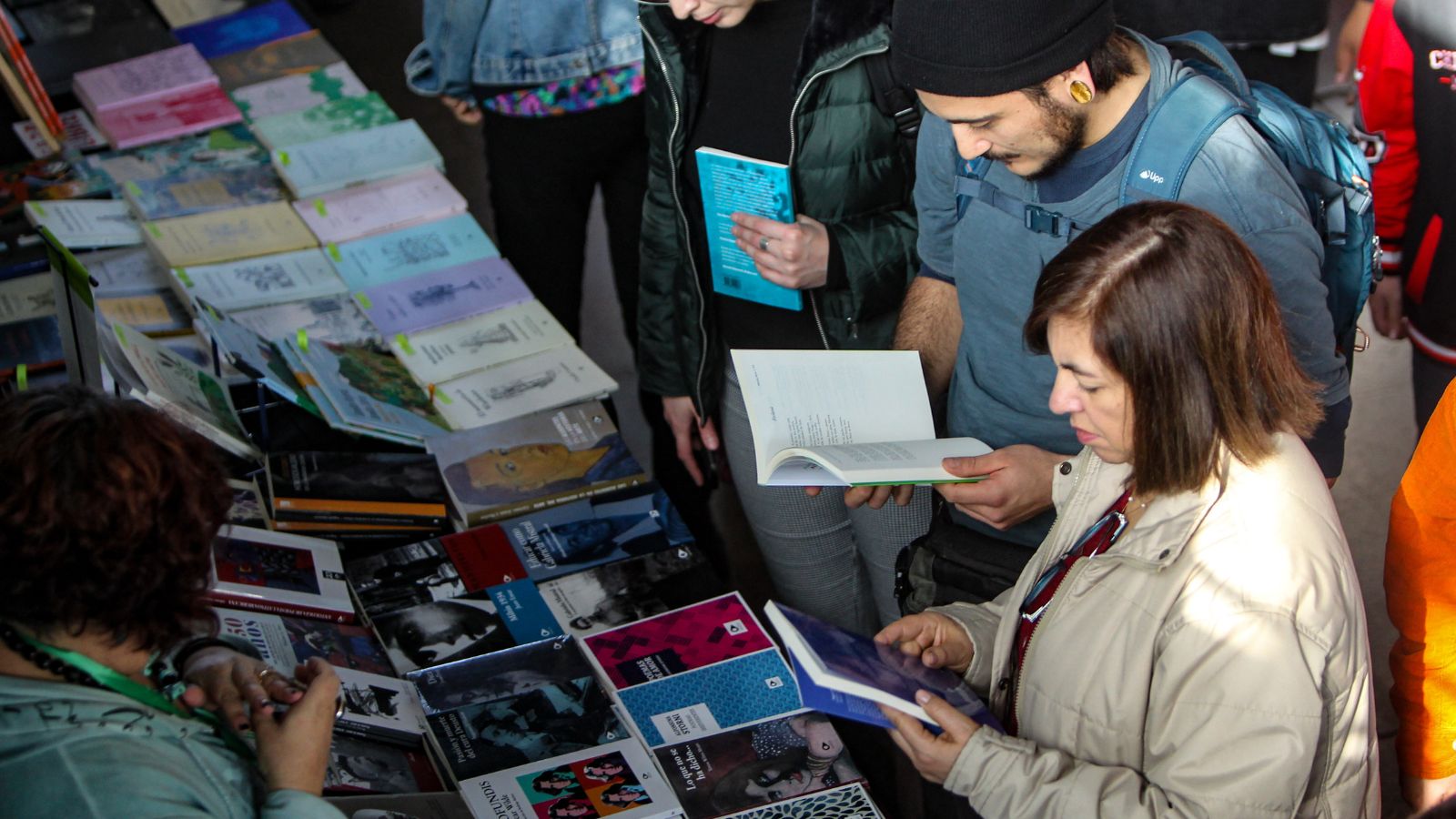 La batalla judicial de Editorial Zig-Zag contra “El traficante de libros” de Instagram: presentan querella por venta de ejemplares falsificados a mitad de precio