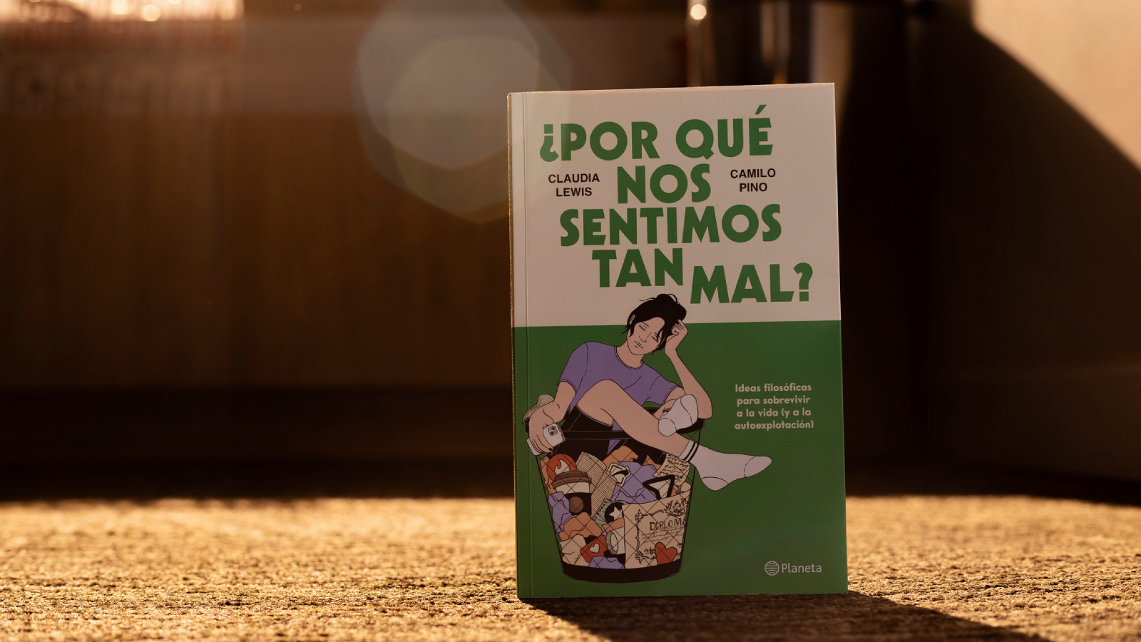 Por qué nos sentimos tan mal, el libro que cuestiona la trampa del siempre estar bien: “Nos hemos convertido en esclavos y esclavizadores”