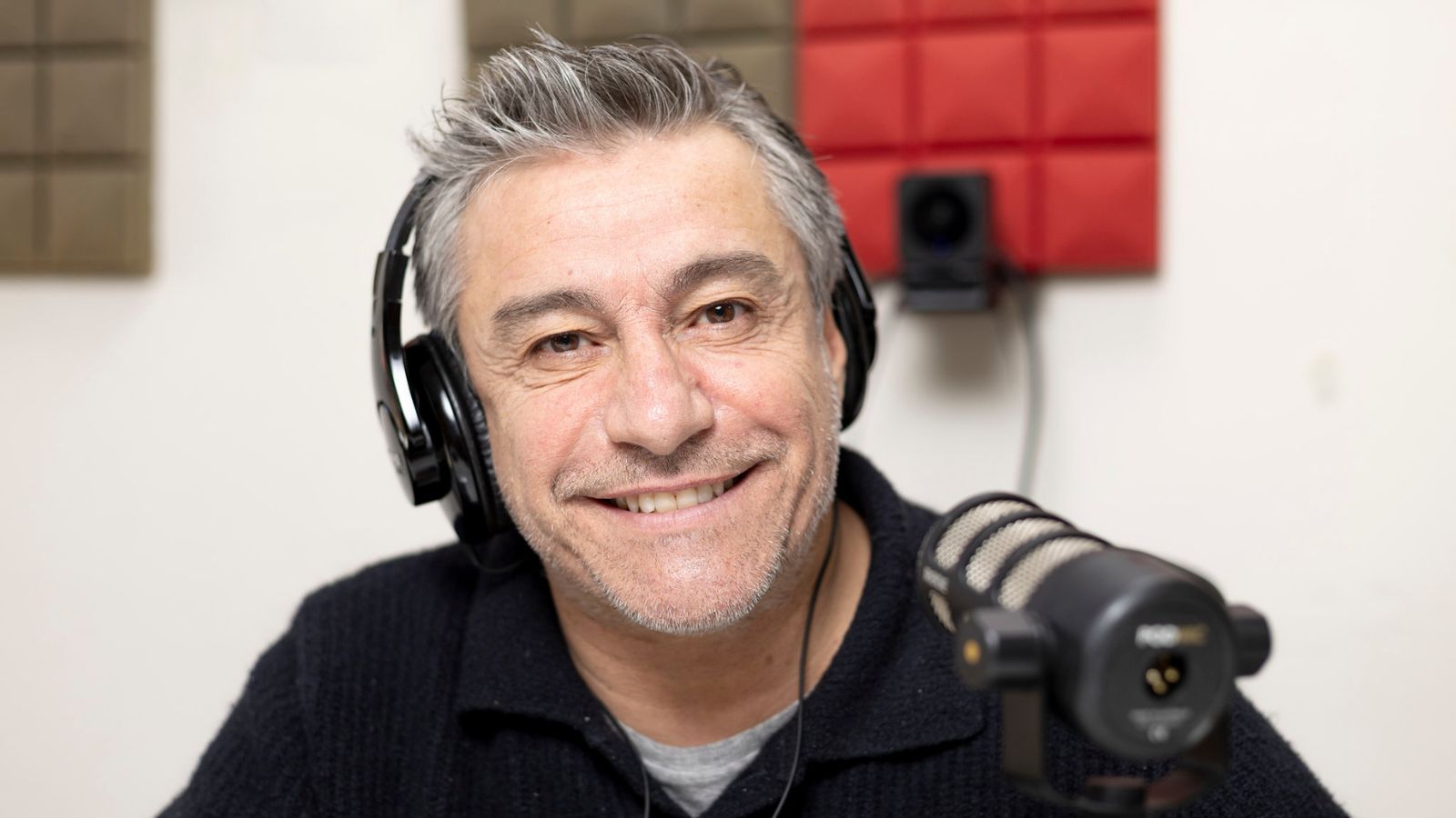 La preparación de Fernando Solabarrieta para su regreso al relato del Mundial en Chilevisión coleccionando el álbum: “Curazao es la selección que más me sale en las láminas”