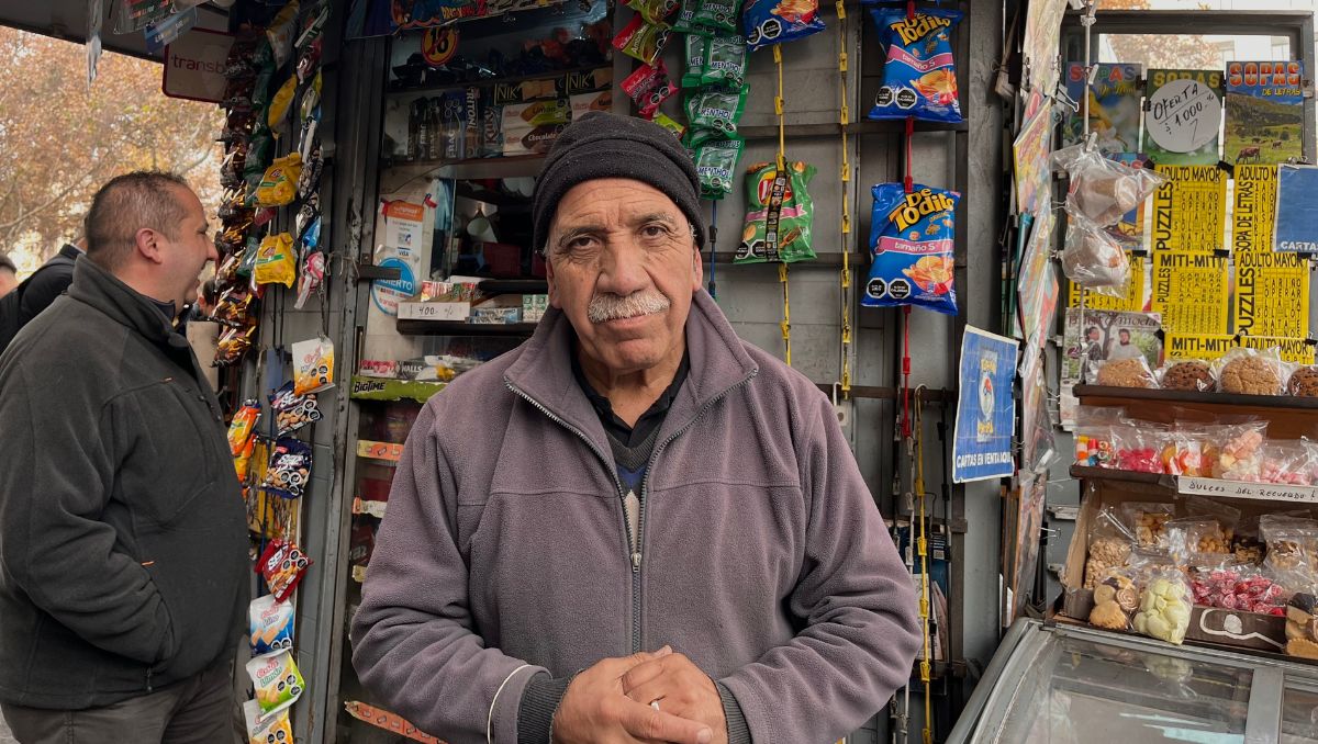 La historia de reinvención del suplementero de La Moneda: Más de mil personas lo visitan a diario para intercambiar láminas del Mundial