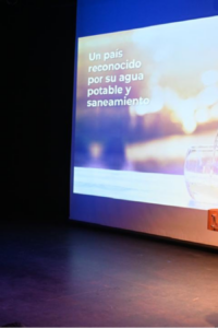 Empresario hablando en el seminario de crisis hídrica del agua.