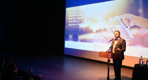Empresario hablando en el seminario de crisis hídrica del agua.