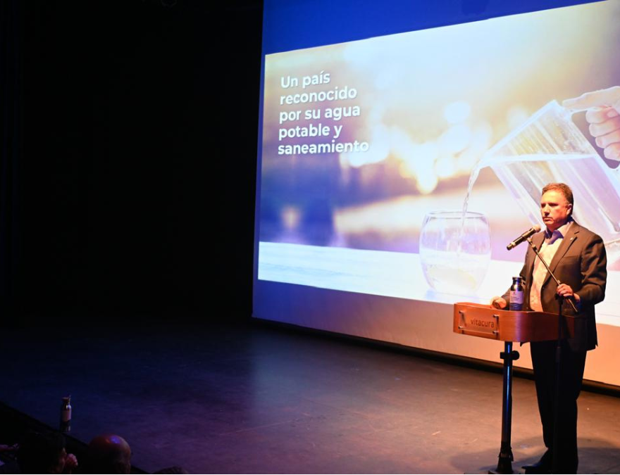 Empresario hablando en el seminario de crisis hídrica del agua.