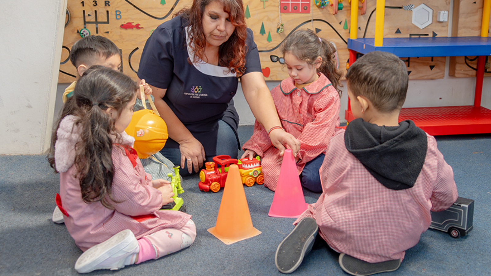 Largas jornadas escolares y padres con poco tiempo: por qué los niños chilenos tienen un déficit de 6 mil horas de juego y sus consecuencias