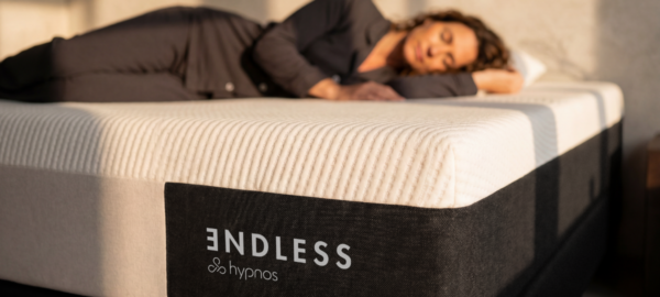 Mujer durmiendo en los colchones de Hypnos.