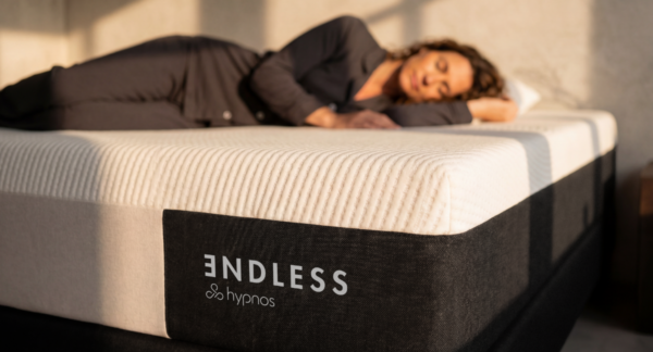 Mujer durmiendo en los colchones de Hypnos.