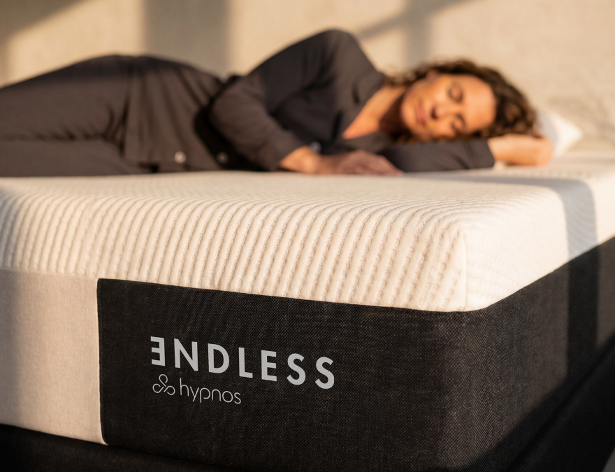 Mujer durmiendo en los colchones de Hypnos.
