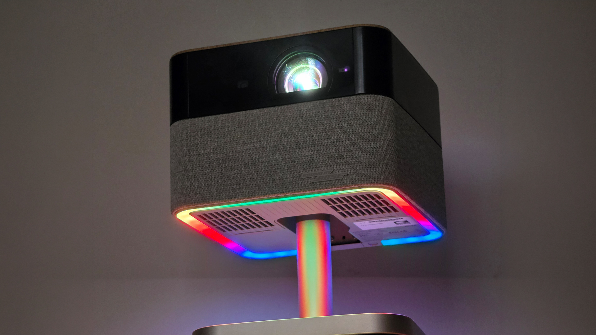 Este proyector de Epson se camufla perfecto en el living: su único tropiezo es su sensibilidad