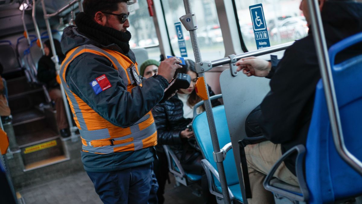 Desde ahora evadir el transporte público podría costarte el pasaporte o no ingresar a partidos de fútbol: Contraloría aprueba nuevas sanciones para evasores