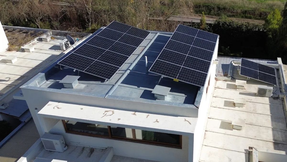 Pareja explica cómo pasaron de pagar $45.000 a $708 en la cuenta de luz usando paneles solares: “No pagas un peso y a fin de año te pasan plata”