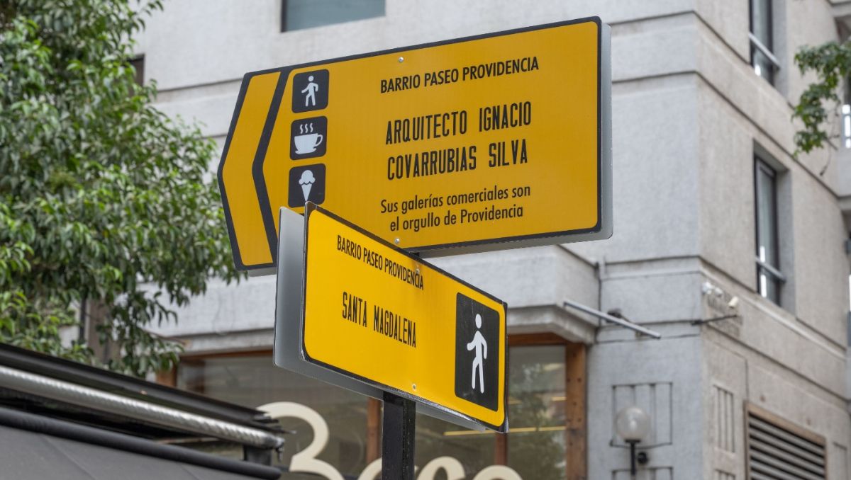 Providencia rescata su “patrimonio oculto” urbano con nuevas señaléticas en galerías, caracoles y edificios emblemáticos