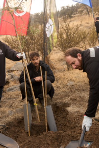 Autoridades reforestandoel Parque El Rosal.