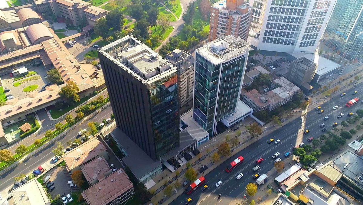 Grupo Patio vende edificio de oficinas en Apoquindo por $48 millones: fue adquirida por la gestora de fondos alternativos INVINSA
