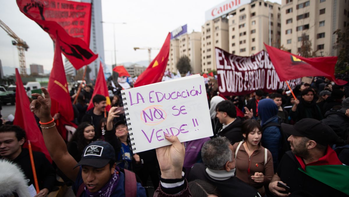 Delegación Presidencial desmiente a la Confech y exhibe correos enviados para coordinar marcha por la educación