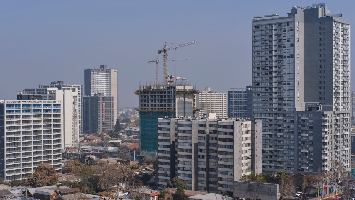 Macul, Peñalolén y Las Condes encabezan las comunas donde se permite construir edificios de más pisos en la Región Metropolitana